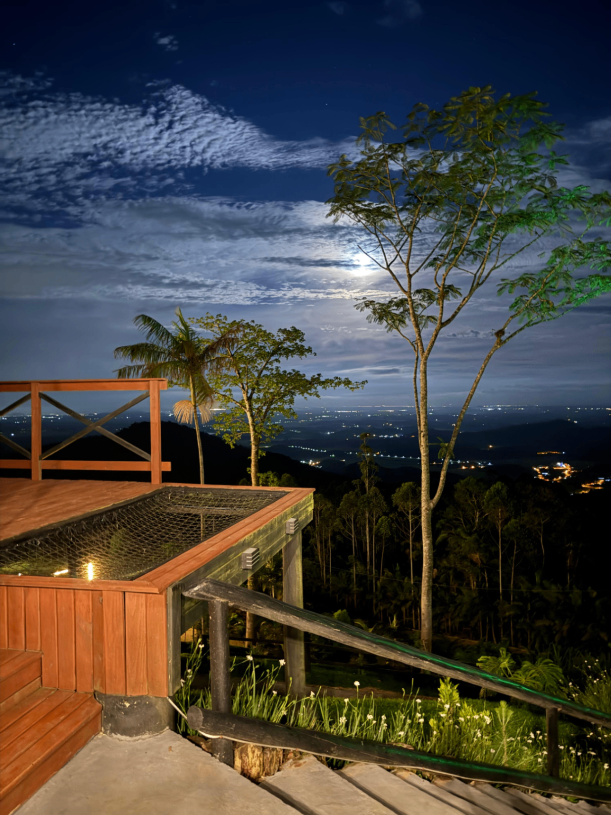 Vista noturna da altitude com céu iluminado